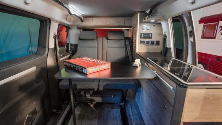 Файл: inside-van-camper.jpg.