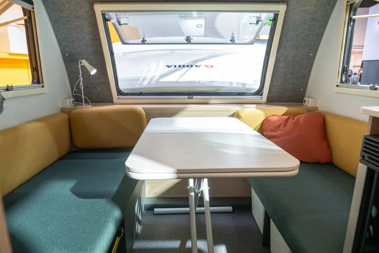 Adria Aviva Lite 360 DK: мини-караван с небольшим весом для четырех человек