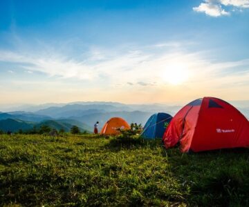 Кемпинг в палатке предоставляет уникальный опыт близкого контакта с природой, однако с этим приключением связаны свои испытания и трудности.