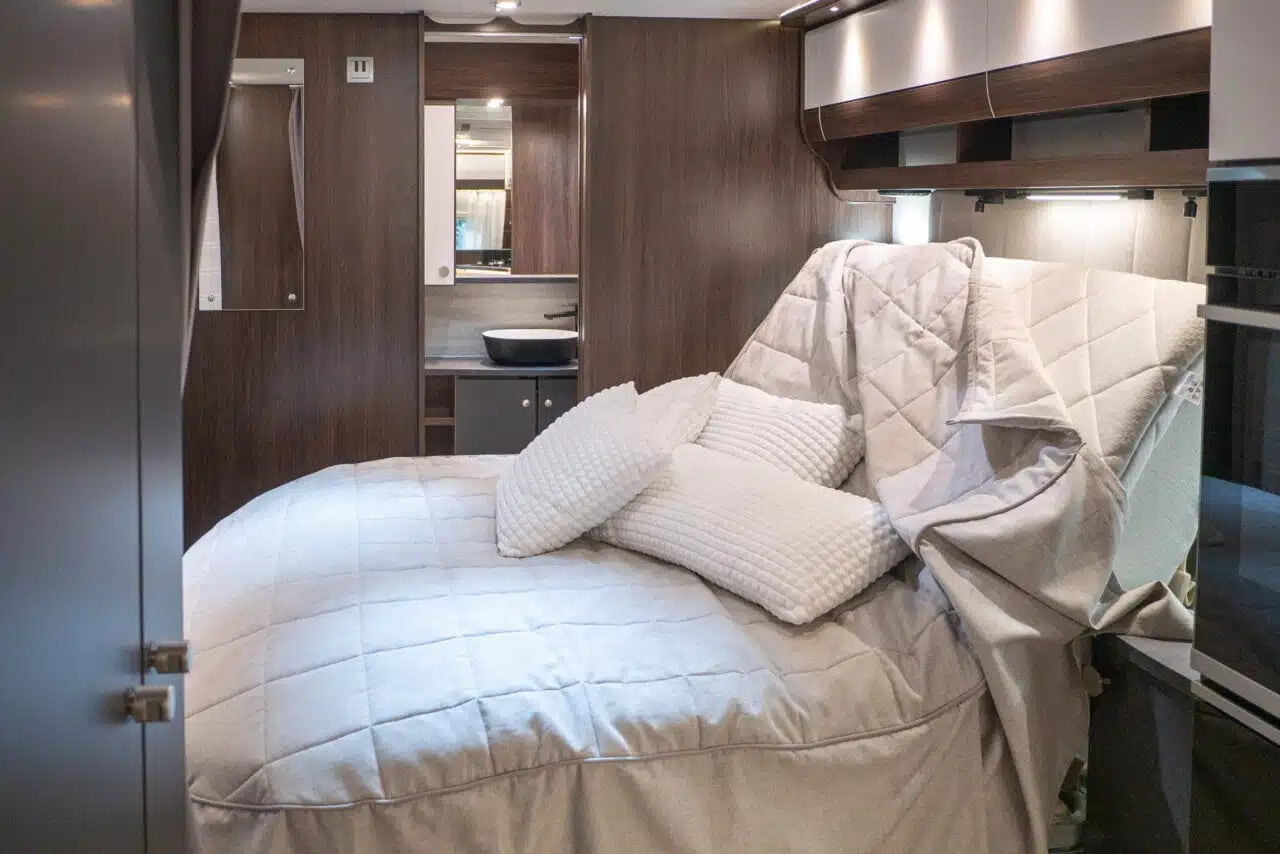 Polar Blackline 730 BQWL: Роскошный караван с двуспальной кроватью на тандемных осях